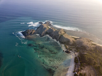 Indonesien, Lombok, Luftaufnahme des Strandes Tanjung Aan - KNTF02217