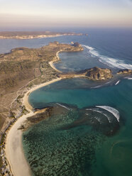 Indonesien, Lombok, Luftaufnahme des Strandes Tanjung Aan - KNTF02219