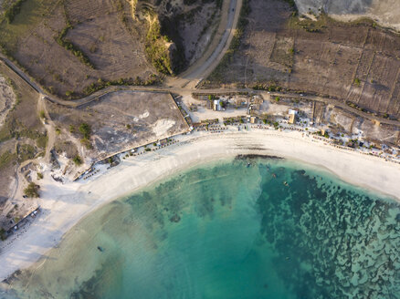 Indonesien, Lombok, Luftaufnahme des Strandes Tanjung Aan - KNTF02220