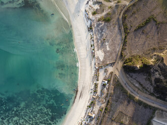 Indonesien, Lombok, Luftaufnahme des Strandes Tanjung Aan - KNTF02221