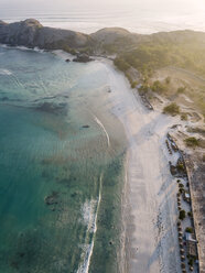 Indonesien, Lombok, Luftaufnahme des Strandes Tanjung Aan - KNTF02223