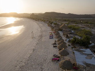 Indonesien, Lombok, Luftaufnahme des Strandes Tanjung Aan - KNTF02226