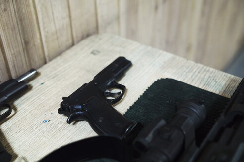 Pistole auf einem Tisch in einer Schießhalle - KKAF02580