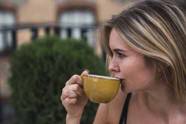 Junge Frau trinkt eine Tasse Kaffee - KKAF02631