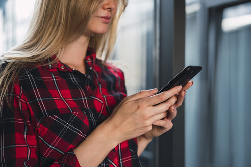 Hände einer jungen Frau mit Smartphone, Teilansicht - KKAF02668