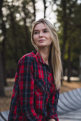 Porträt einer blonden jungen Frau mit kariertem Hemd im Herbst, lizenzfreies Stockfoto