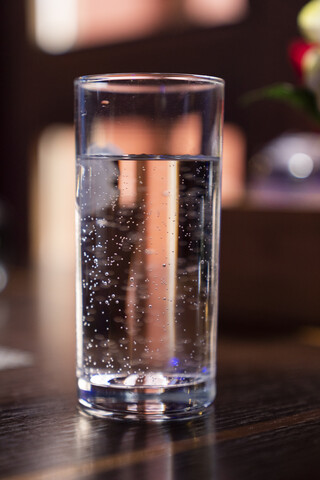 Glas Sprudelwasser, lizenzfreies Stockfoto