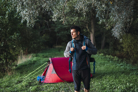 Mann zeltet in Estland, verlässt das Lager mit Rucksack für eine Wanderung, lizenzfreies Stockfoto