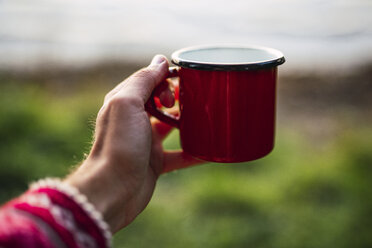 Hand hält Kaffeetasse - KKA02787