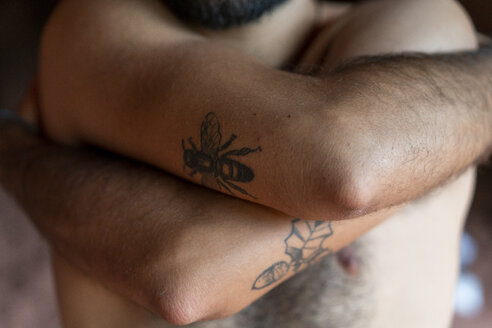 Junger Mann mit Tattoos auf den Oberarmen - AFVF01865