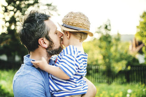 Vater küsst seinen kleinen Sohn, lizenzfreies Stockfoto