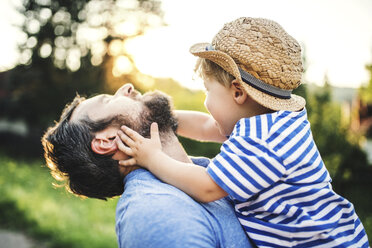 Kleiner Junge hat Spaß mit seinem Vater im Freien - HAPF02794