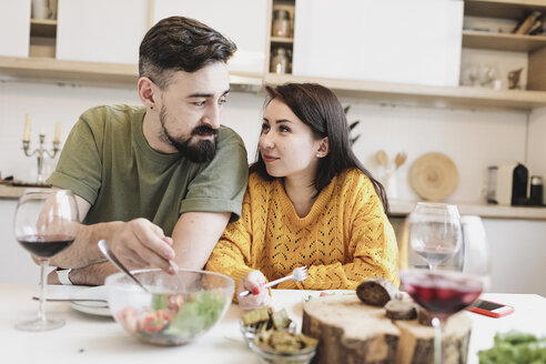 Verliebtes Paar beim gemeinsamen Mittagessen zu Hause - KMKF00600