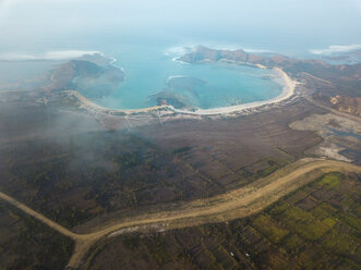 Indonesien, Lombok, Luftaufnahme der Bucht - KNTF02241