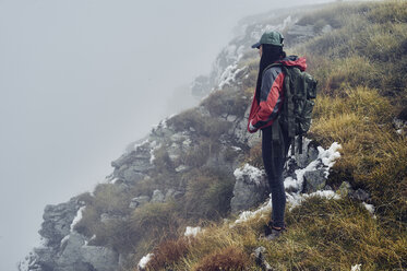 Seitenansicht einer Wanderin auf dem Balkangebirge bei nebligem Wetter - CAVF50640