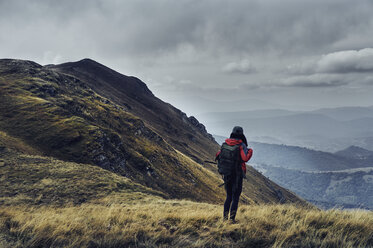 Rückansicht einer Wanderin mit Rucksack auf dem Balkangebirge vor bewölktem Himmel - CAVF50641