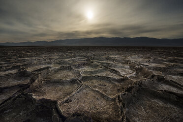 Aussicht auf eine trockene Landschaft bei bewölktem Himmel im Death Valley National Park - CAVF50697