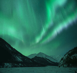 Niedriger Winkel majestätischen Blick auf Polarlicht über Berge im Winter - CAVF50705