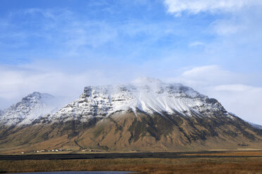 Idyllischer Blick auf die Berge bei bewölktem Himmel im Winter - CAVF50732