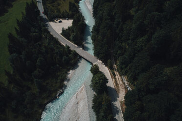 Hohe Winkel Ansicht der Brücke über den Fluss im Wald - CAVF50733