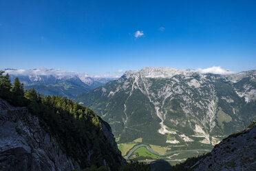 Landschaftliche Ansicht der Berge gegen den blauen Himmel - CAVF50771