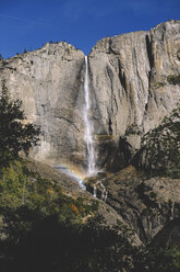 Niedriger Blickwinkel auf die Yosemite-Wasserfälle gegen einen klaren blauen Himmel an einem sonnigen Tag - CAVF50783