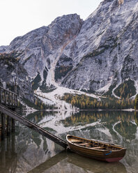 Boot im Winter auf einem ruhigen See am Berg vertäut - CAVF50795