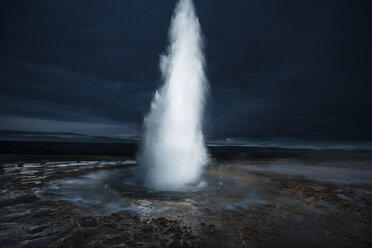 Aussicht auf einen Geysir, der vor stürmischen Wolken ausbricht - CAVF50808