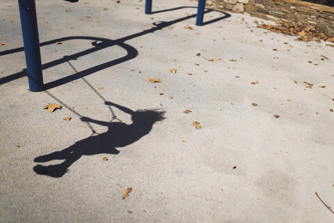 Schatten eines schwingenden Jungen im Park, lizenzfreies Stockfoto