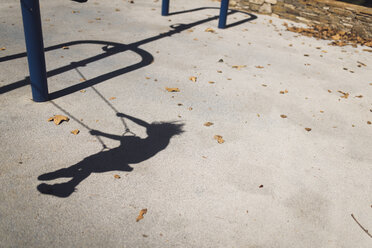 Schatten eines schwingenden Jungen im Park - CAVF50868