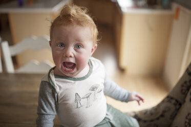 Hohe Winkel Porträt von Baby-Junge mit offenen Mund sitzen auf dem Tisch zu Hause - CAVF50877