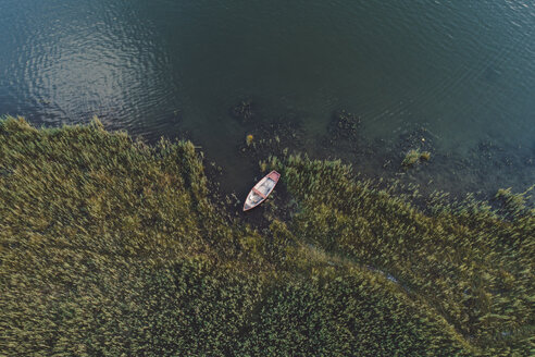 Hoher Blickwinkel auf ein am Seeufer vertäutes Boot im Wald - CAVF50880