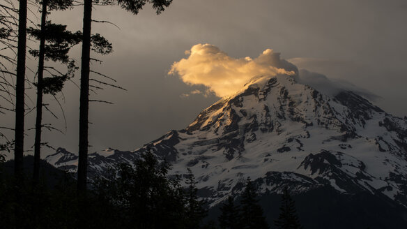 Landschaftlicher Blick auf schneebedeckten Berg gegen bewölkten Himmel bei Sonnenuntergang - CAVF50940