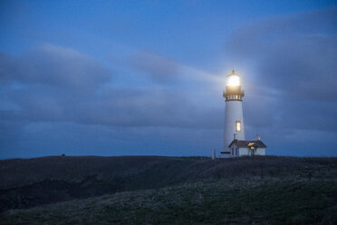 Das beleuchtete Yaquina Head Light gegen den nächtlichen Himmel - CAVF50947