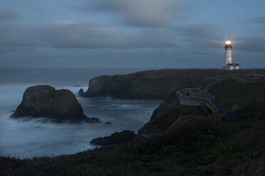 Beleuchtetes Yaquina Head Light bei Nacht im Meer gegen den Himmel - CAVF50948