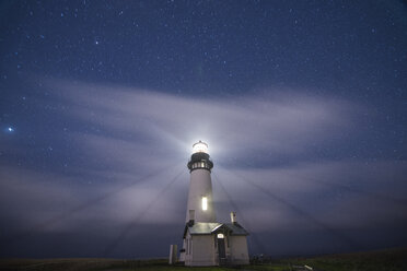 Majestätischer Blick auf den beleuchteten Leuchtturm vor einem Sternenfeld im Cape Blanco State Park - CAVF50950