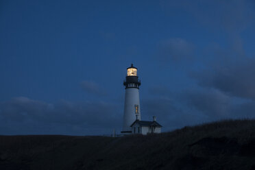 Niedrige Ansicht des beleuchteten Leuchtturms gegen den Himmel im Cape Blanco State Park - CAVF50951