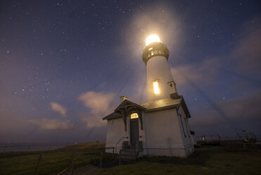 Majestätischer Blick von unten auf den beleuchteten Leuchtturm vor einem Sternenfeld im Cape Blanco State Park - CAVF50952
