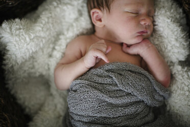 Hoher Winkel Blick auf hemdsärmelig neugeborenes Baby Junge schlafen auf dem Bett zu Hause - CAVF50980