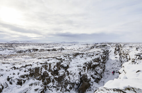 Fernblick auf Vater und Tochter inmitten schneebedeckter Felsformationen gegen den Himmel - CAVF51008
