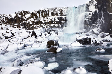 Idyllischer Blick auf den Wasserfall im Winter - CAVF51009