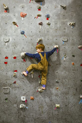 Rückansicht einer Kletterwand für Jungen im Fitnessstudio - CAVF51020