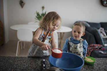 Geschwister bereiten das Essen zu Hause zu - CAVF51021