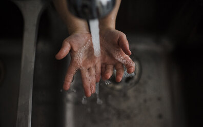 Ausgeschnittenes Bild von Geschwistern beim Händewaschen im Waschbecken zu Hause - CAVF51022