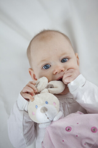 Porträt eines kleinen Mädchens mit Spielzeughase, lizenzfreies Stockfoto