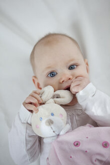 Porträt eines kleinen Mädchens mit Spielzeughase - JLOF00237