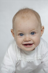 Porträt eines lächelnden kleinen Mädchens - JLOF00238
