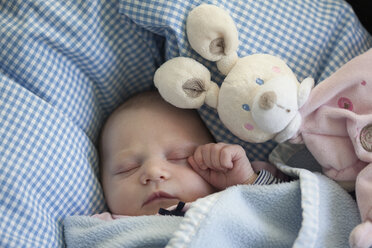 Porträt eines schlafenden kleinen Mädchens mit Spielzeughase - JLOF00244