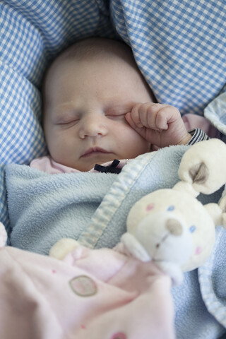 Porträt eines schlafenden kleinen Mädchens mit Spielzeughase, lizenzfreies Stockfoto