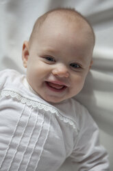 Porträt eines lächelnden kleinen Mädchens - JLOF00260